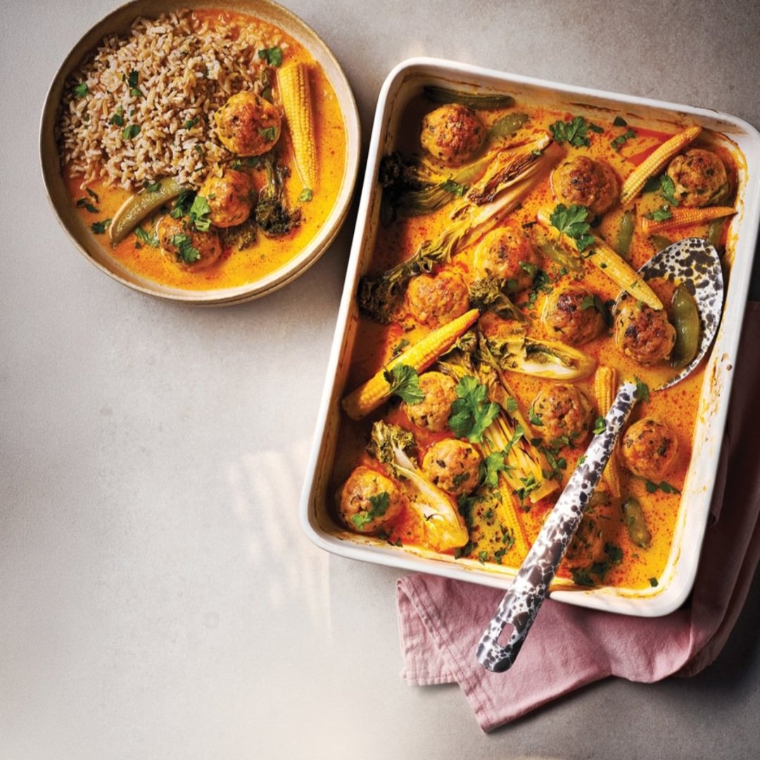 Thaise-currytraybake met kipgehaktballetjes