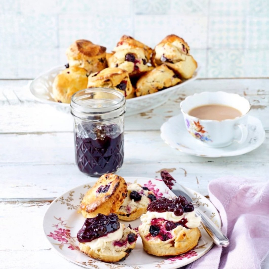 Zwartebessenscones met jam en clotted cream