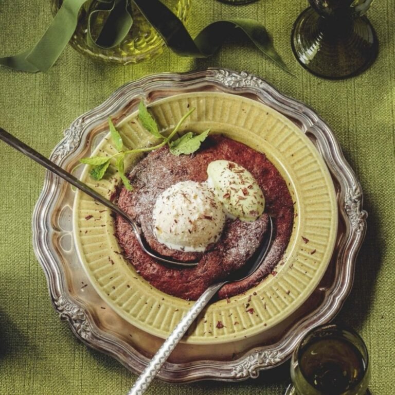 Gebakken chocolademousse met vanille-ijs en muntroom