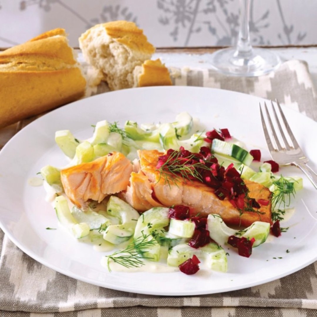 Zalmfilet met romige komkommer en bietensalade