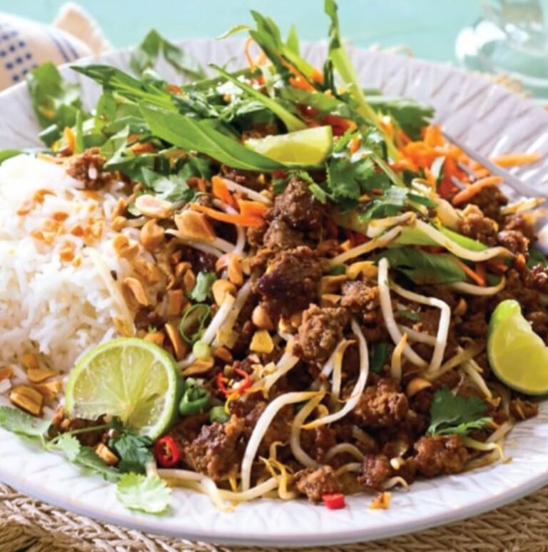 Vietnamees roerbakgehakt met taugé en limoen