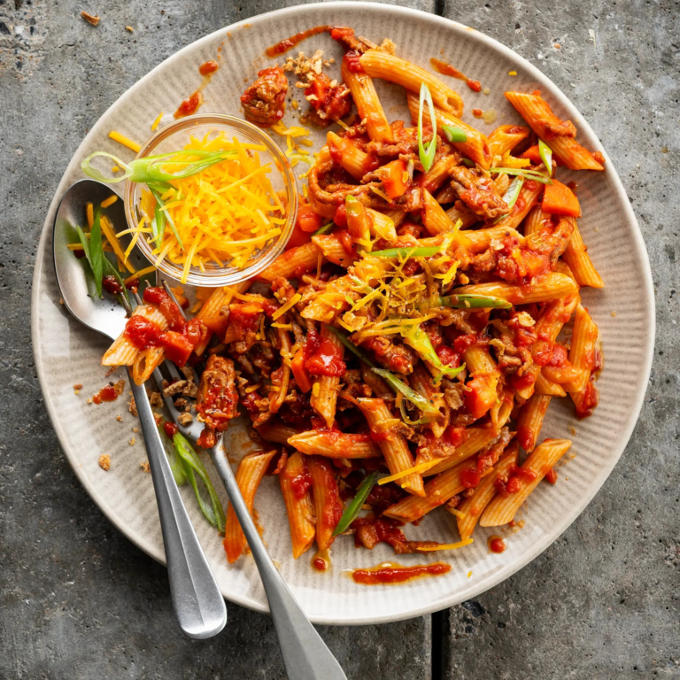 Spicy Korean bolognaise met penne en cheddar
