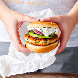 Zalmburgers, avocado & kruidenroom