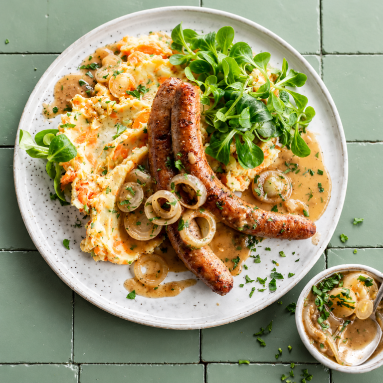 Chipolata met wortelstoemp & Madeira-uienjus