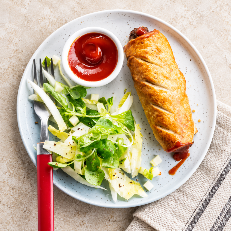 Saucijzenbroodje & witlofsalade met peer