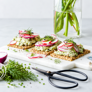 Toastje met salade van gerookte makreel