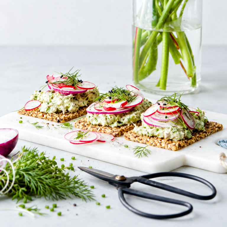 Toastje met salade van gerookte makreel