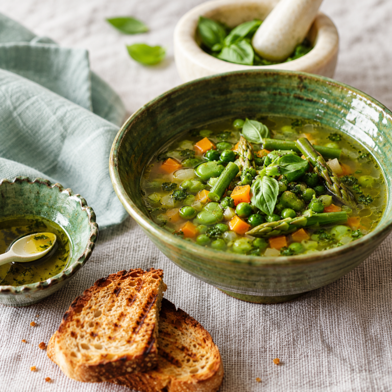 Lenteminestrone met basilicumolie