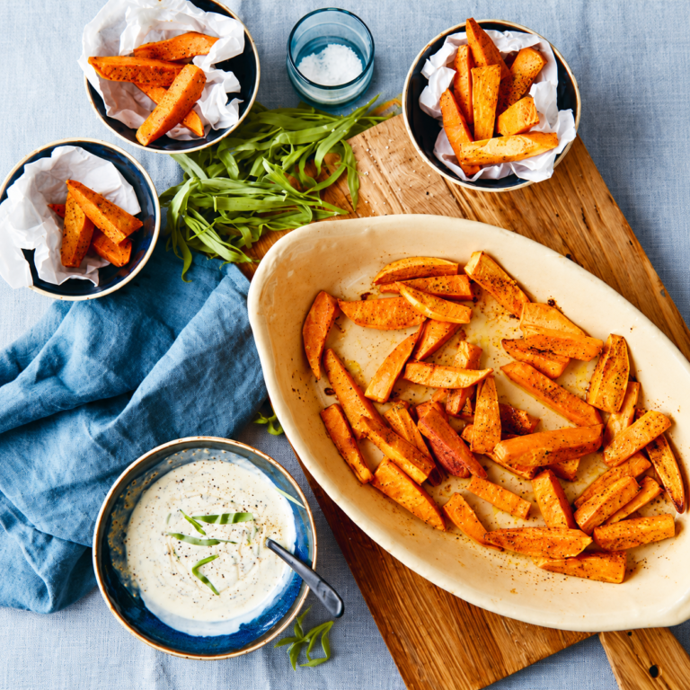 Frieten van zoete aardappel met yoghurtdip